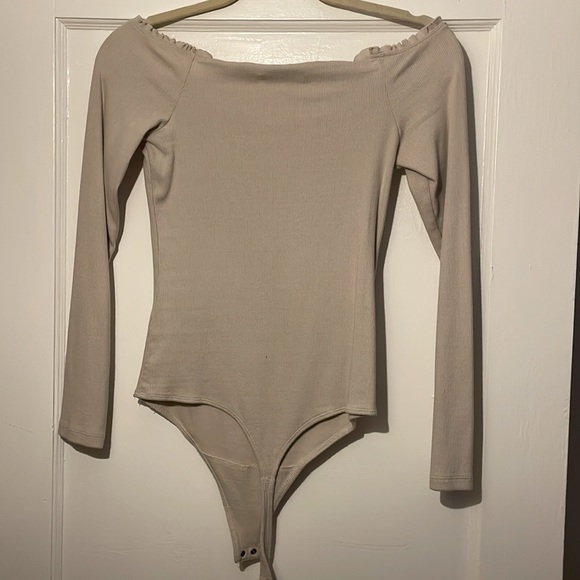 Abercrombie & Fitch tan off the shoulder jumpsuit - Picture 2 of 2